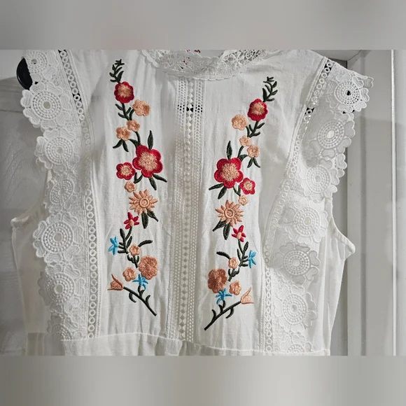 Floral embroidered mexican dress - Picture 2 of 6